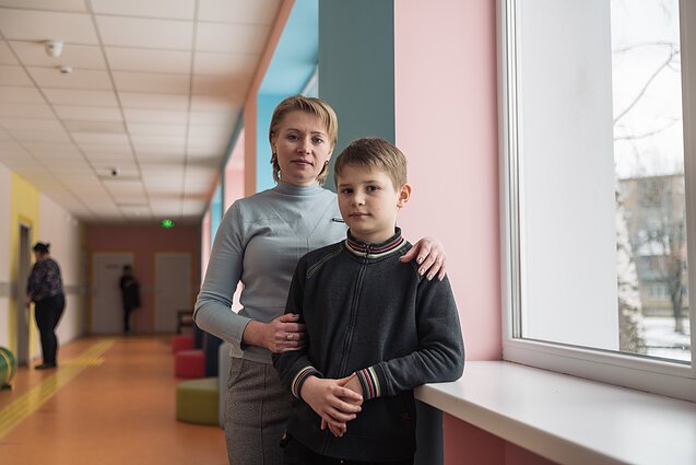 Kaip ir dauguma kitų šeimų, Marina Kučeruk ir jos sūnus Vladas buvo priversti grįžti dėl finansinių priežasčių. Karo pradžia paveikė ir ją pačią – net telefono skambutis priverčia ją pašokti. „Kažkas kažkur pradeda šaudyti, ir tu iš karto pradedi klausytis – kur, kuria kryptimi“, – priduria Kučeruk. Kaip ir dauguma kitų šeimų, Marina Kučeruk ir jos sūnus Vladas buvo priversti grįžti dėl finansinių priežasčių. Karo pradžia paveikė ir ją pačią – net telefono skambutis priverčia ją pašokti. „Kažkas kažkur pradeda šaudyti, ir tu iš karto pradedi klausytis – kur, kuria kryptimi“, – priduria Kučeruk.