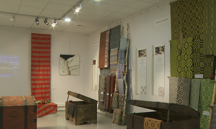 Tapytojos darbus įkvėpė močiutės austi divonai: iškoduoti norėjau savo kūryba