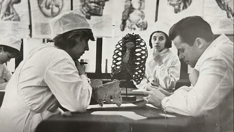 Iš duobkasių pirkti kaulai ir morge nuo vokiečių slėpta įranga: medicinos fakulteto virsmas į LSMU