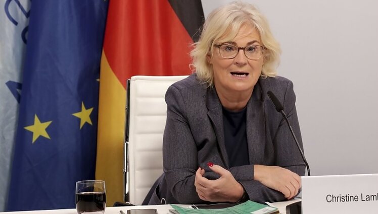 Lietuvoje viešinti Vokietijos gynybos ministrė Lambrecht smerkia Rusijos veiksmus, ragina Putiną grįžti prie derybų stalo