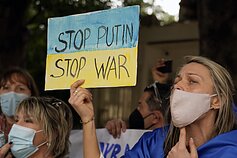 Ukrainiečiai protestuoja prieš Rusijos vykdomą Ukrainos puolimą Ukrainiečiai protestuoja prieš Rusijos vykdomą Ukrainos puolimą