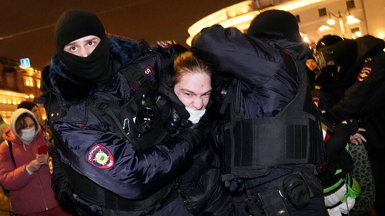 Žinios. Rusijoje protestuotojus prieš Kremliaus agresiją malšino riaušių policija, sulaikyta apie 1,5 tūkst. asmenų