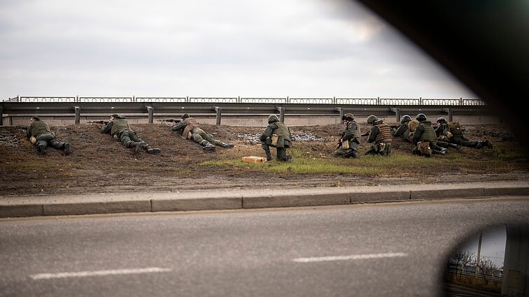 Žinios. Bandydamos apsunkinti Rusijos kariuomenės judėjimą, Ukrainos pajėgos sprogdina tiltus
