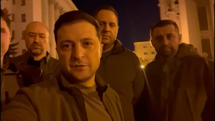 Zelenskis išplatino įrašą iš Kijevo: tvirtina, kad trauktis neketina