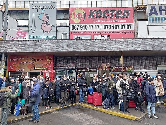Ukrainos karo pabėgeliai plūsta į kaimynines šalis: situacija Lenkijos pasienyje – įtempta