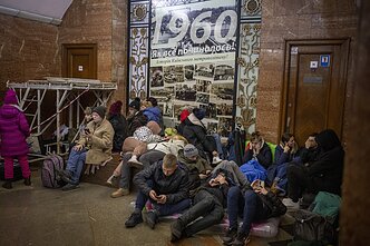 Kijevo gyventojai slepiasi miesto metro stotyje