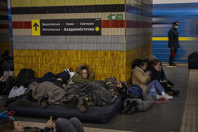 Kijevo metro stotyse besislepiantys ukrainiečiai