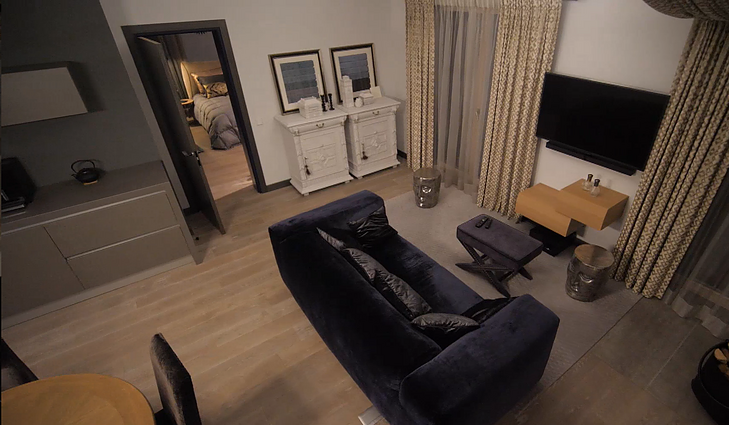 Aukštų lubų bute išvengė šulinio efekto: viską išsprendė neįprastoje erdvėje įrengta antresolė