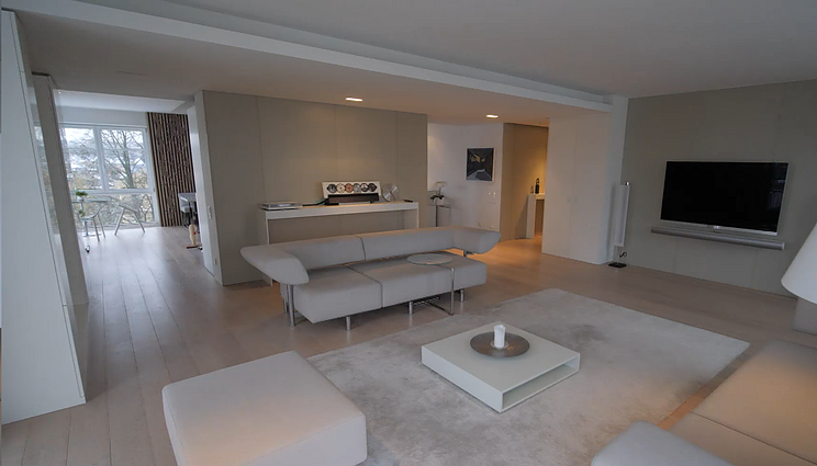 Efektyvus sprendimas gausiai šeimai – erdvūs apartamentai iš dviejų butų, kuriuose asmeninės erdvės randa visi