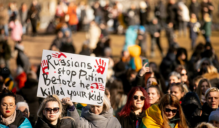 Žinios. Keli tūkstančiai žmonių prie Rusijos ambasados protestuoja prieš karą Ukrainoje