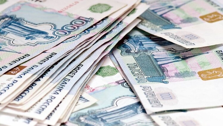 Rublis nukrito 40 proc., prognozuojama, kad pirmadienį jis pasieks 300 už dolerį