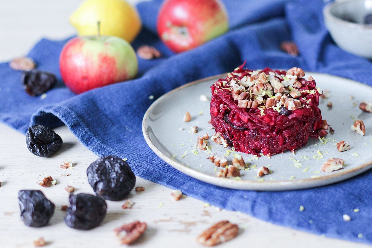 Šviežių burokėlių salotos su džiovintomis slyvomis