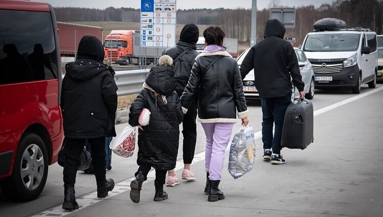 Trečioji karo diena. Ukrainos kaimynių sienos lūžta nuo bėgančių ir juos pasitinkančių srauto