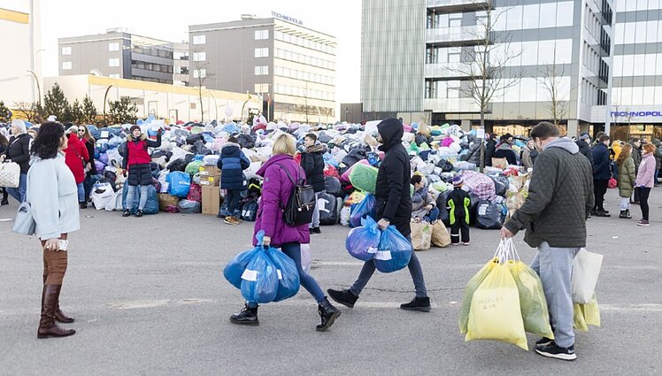 Lietuvių susitelkimas viršijo organizatorių lūkesčius – per dieną surinkta 50 vilkikų paramos daiktais, akcija laikinai stabdoma