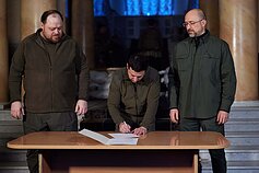 Volodymyras Zelenskis pasirašė paraišką dėl Ukrainos narystės Europos Sąjungoje
