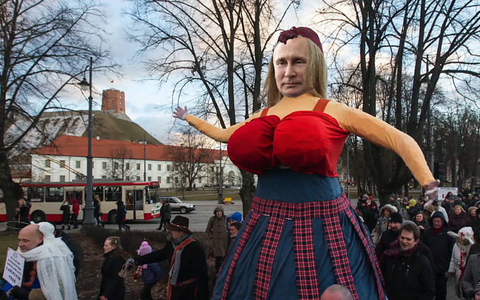 Dviračio žinios. Putino pamišimas, Putino vidurio amžiaus krizė bei Putino varymas iš kiemo