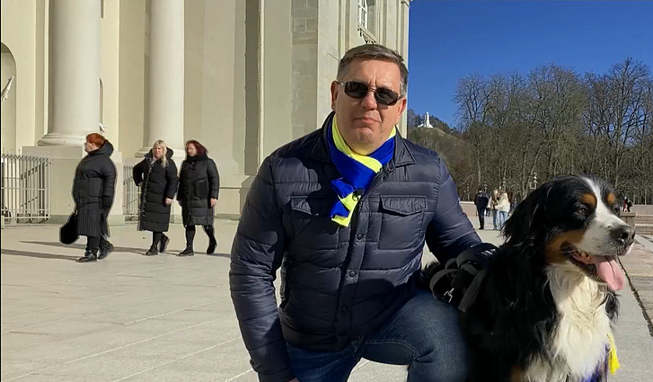 Berno zenenhundų – už Ukrainą: keturkojus papuošę Ukrainos vėliavos spalvų atributika, surengė palaikymo akciją