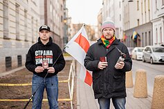 Protesto akcija prie Ukrainos ambasados: baltarusiai degina asmens dokumentus Protesto akcija prie Ukrainos ambasados: baltarusiai degina asmens dokumentus