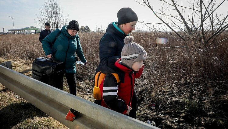 Žinios. Į Lietuvą jau vyksta bėgantieji nuo karo Ukrainoje: moterys su vaikais, palikusios vyrus kovoti