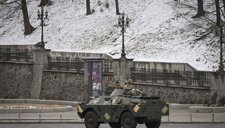 Žinios. Rusija išlaipino desantą Charkive, naktį galimai užėmė Chersono miestą