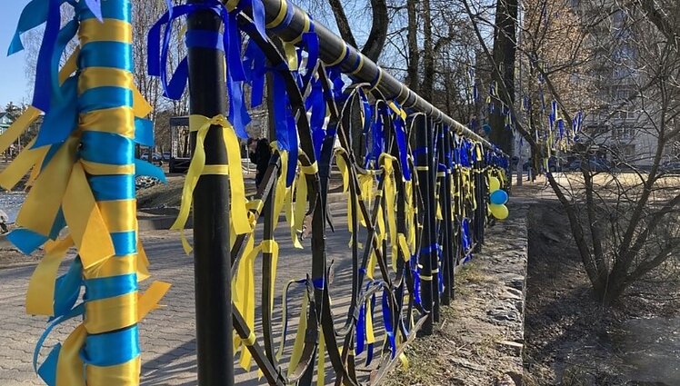 Palaikymo akcija „Užriškim karą“ – erdvė prie Rusijos ambasados Vilniuje sužibo mėlyna ir geltona