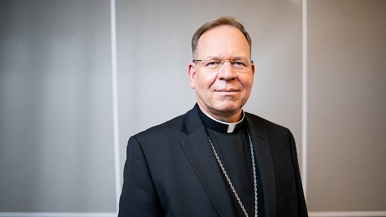 Grušas prašo šauktis Dievo pagalbos Ukrainai: esame kviečiami melstis, šturmuoti dangų, maldaujant taikos