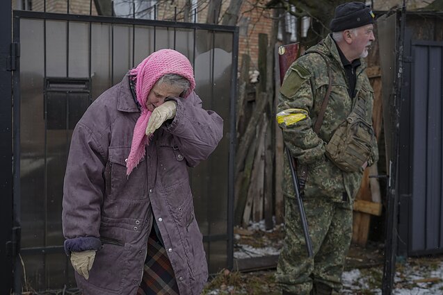 Moteris verkia po Rusijos atakos Gorenkoje, Ukrainoje