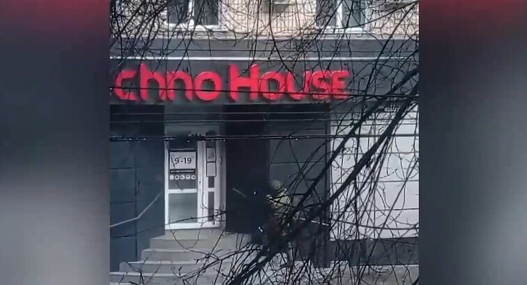 Rusų kario bandymas įsilaužti į buitinės technikos parduotuvę neišdegė – spynos neįveikė net po automato šūvių