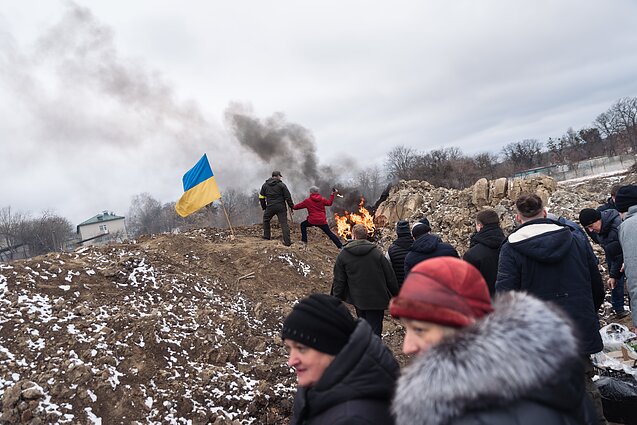 Eilė mesti Molotovo kokteilius driekiasi keliasdešimt metrų