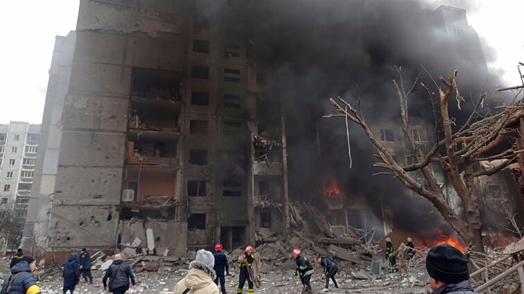 Žinios. Zelenskis Rusijos puolimą vadina branduoliniu teroru, o Johnsonas įspėja: Rusija į pavojų stumia visą Europą