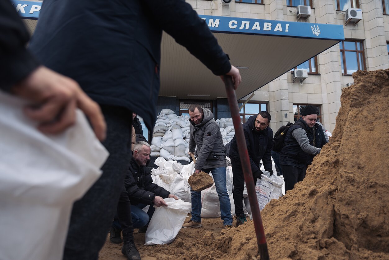 Civilian Ukrainians mobilised to protect their cities from Russian attacks