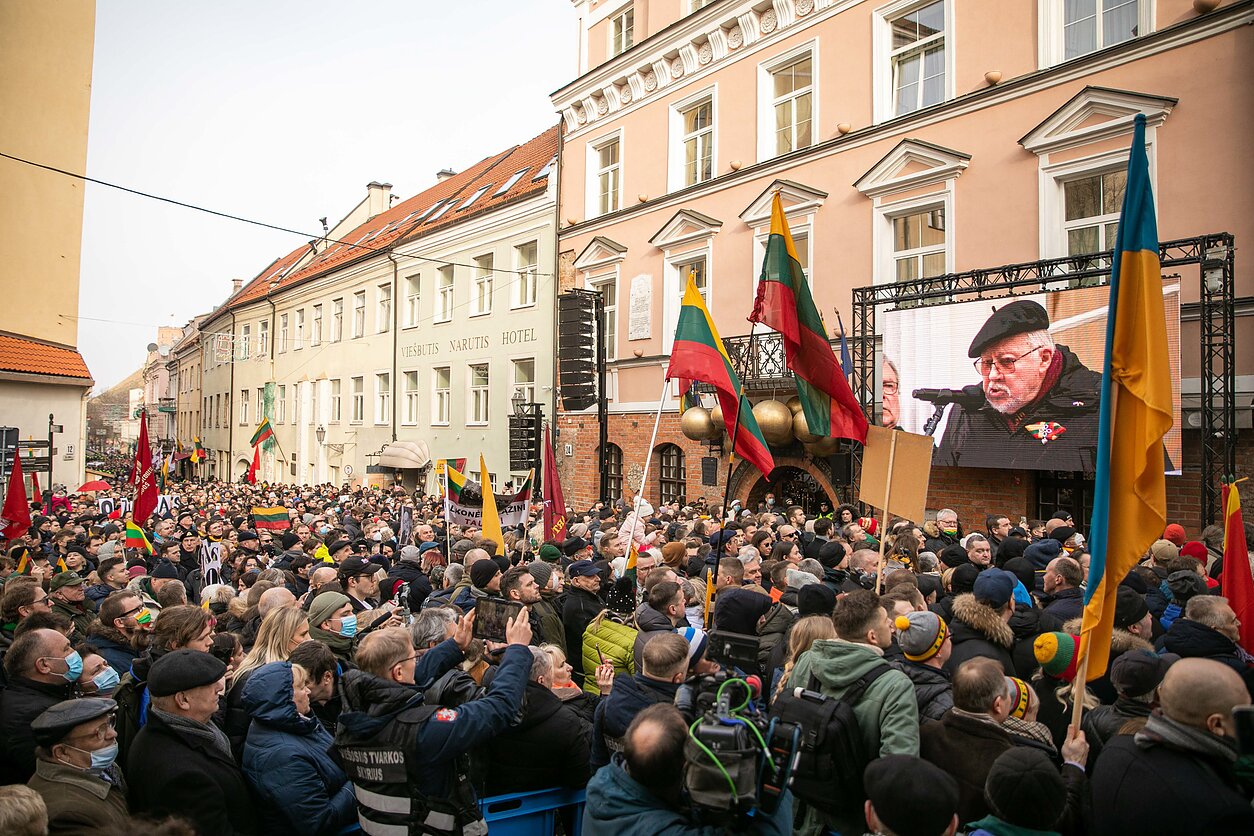 Former President Dalia Grybauskaitė and Lithuania’s first post-independence leader Vytautas Landsbergis address people in Vilnius on Independence Day