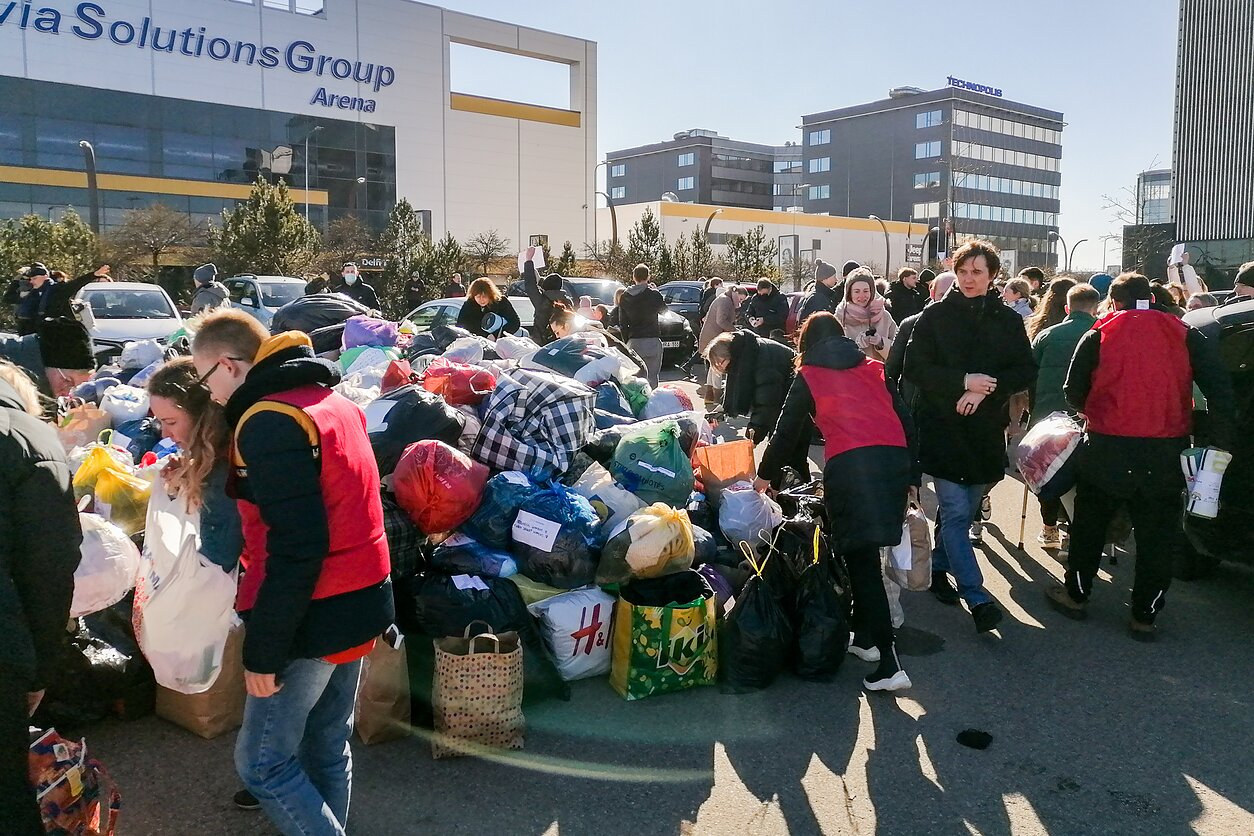 Lithuanians bringing in things that could be useful for Ukrainian refugees