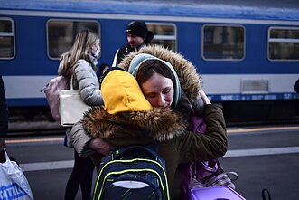 Nuo Rusijos karo Ukrainoje bėgančios šeimos su vaikais. Nuo Rusijos karo Ukrainoje bėgančios šeimos su vaikais.