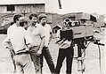 KTS (kilnojamoji televizijos stotis) darbuotojai, pamainos viršininkas Vladimiras Ponikarčiuk (trečias iš kairės), šalia – antrasis režisierius Virginijus Kubilius. 1988 m. 