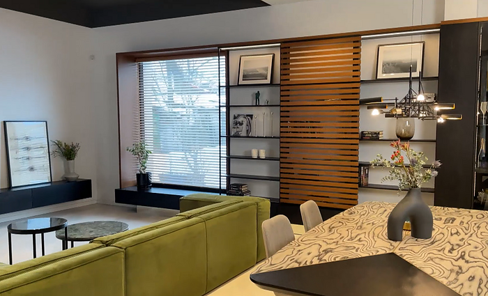 Išskirtinis interjeras su netikėtu akcentu: vientisumą kuria juodos spalvos lubos