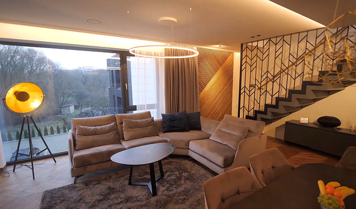 Veranda. Zefyrinis interjeras, namų akcentu tapusios lubos, kino salė lovoje ir namai, primenantys viešbutį