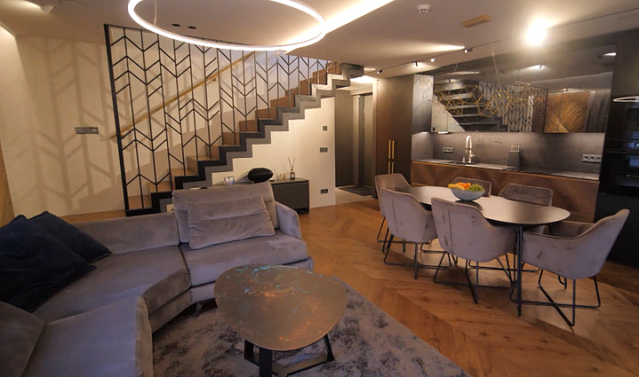 Dviejų aukštų butas – be televizorių: ekranai integruoti lubose, o miegamasis gali tapti kino sale