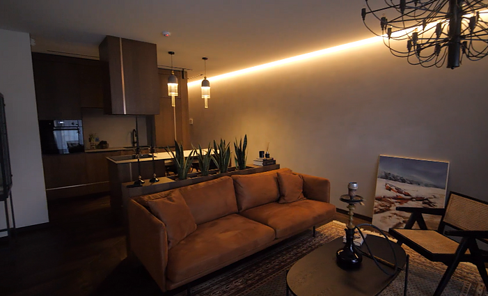 Modernus butas Žaliakalnyje – sodrūs atspalviai, veidrodžiai ir prabangus medžio įvaizdis