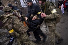 Rusijos karas Ukrainoje. Ukrainos kariai, bėgdami iš Kyjivo apylinkių, per Irpino upę neša sergančią moterį