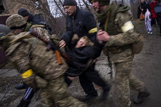 Rusijos karas Ukrainoje. Ukrainos kariai, bėgdami iš Kyjivo apylinkių, per Irpino upę neša sergančią moterį