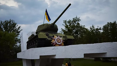 Этот советский танк стоит в качестве памятника погибшим во Второй мировой войне на дороге между Сумами и Харьковом, недалеко от границы с Россией. Фото сделано 17 мая 2021 года