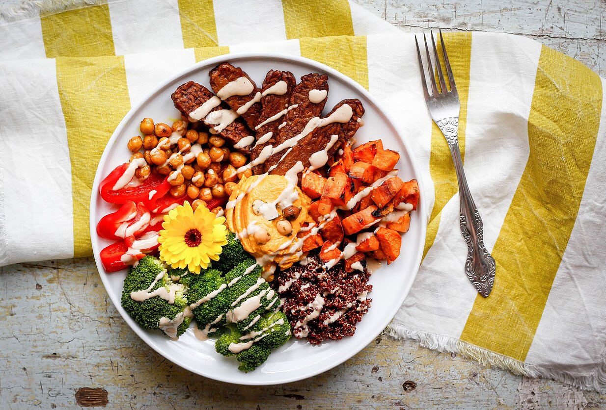 Saldžiųjų bulvių ir tempės dubenėlis