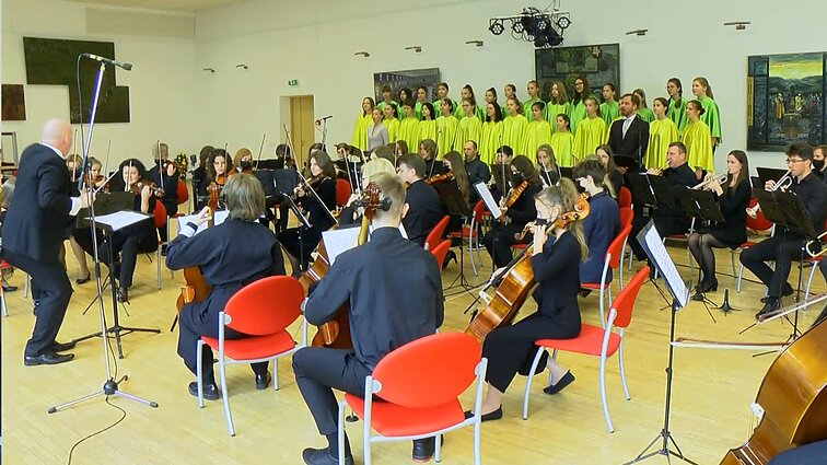 Vilniaus Karoliniškių muzikos mokyklos mokinių ir mokytojų koncertas „Aš čia – gyva“