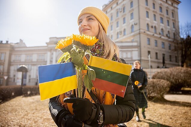 Žinios. Keli šimtai žmonių susirinko į solidarumo su Ukrainos moterimis akciją