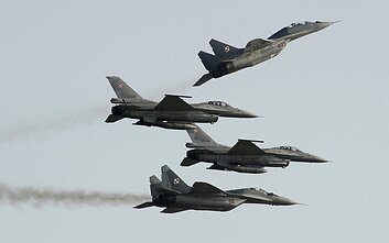 Lenkijos naikintuvai MiG-29 (du viršuje)