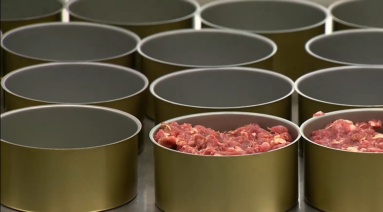 Studentai ukrainiečiams gamina konservus: iš 100 kg mėsos bus paruošta apie 500 dėžučių ilgo galiojimo produkto