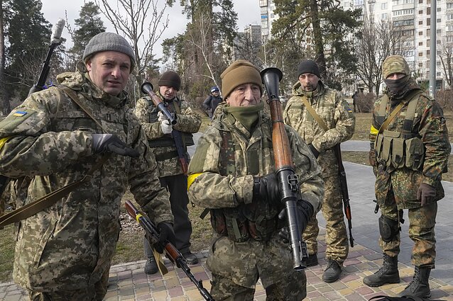Ukrainos teritorinės gynybos pajėgos mokosi naudotis ginklais