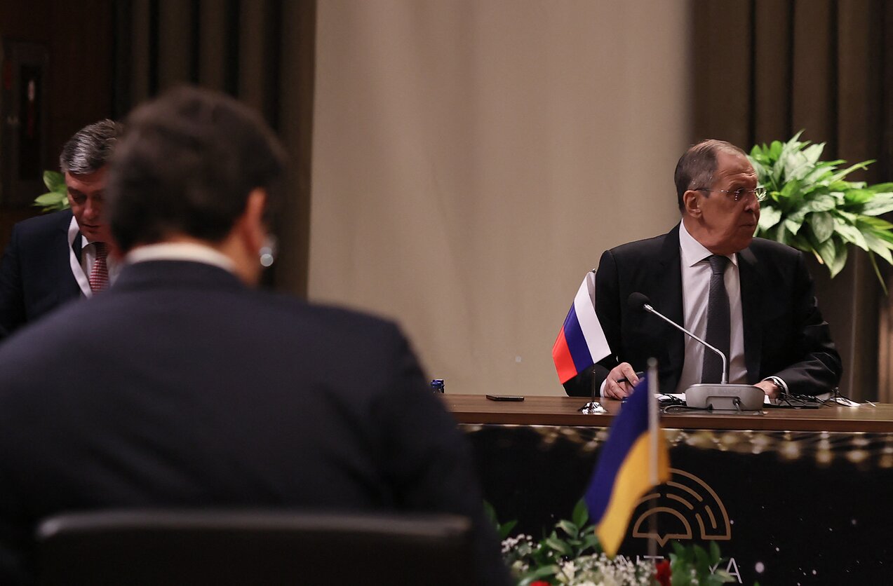Ukrainos ir Rusijos užsienio reikalų ministrų Dmytro Kulebos ir Sergejaus Lavrovo susitikimas Turkijoje