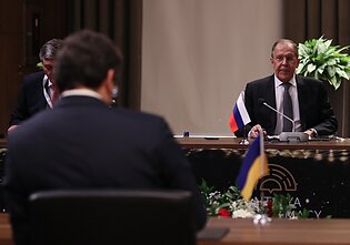 Ukrainos ir Rusijos užsienio reikalų ministrų Dmytro Kulebos ir Sergejaus Lavrovo susitikimas Turkijoje